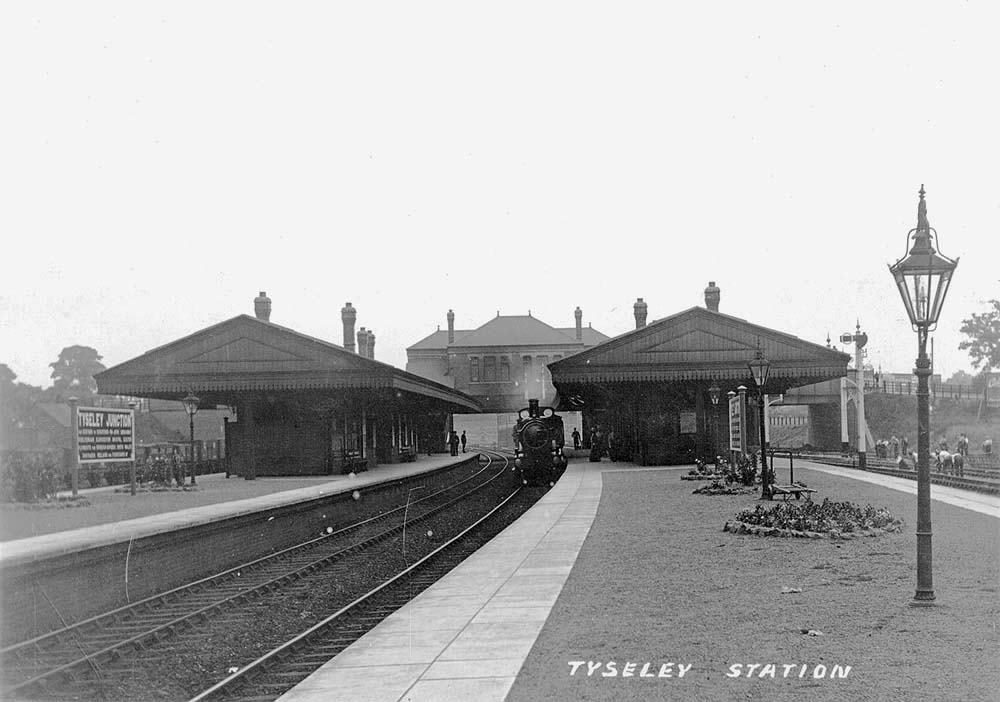 An unidentified GWR locomotive is seen standing at Platform 3 at the head of a local down train in July 1911