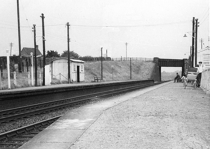 Close up of the two platforms and their passenger facilities together with evidence of the run down nature of the station by the early 1930s