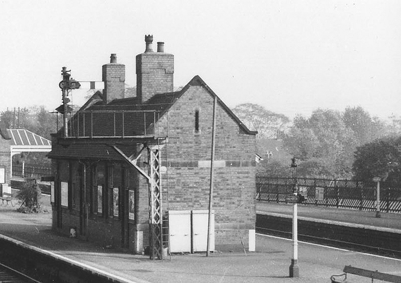 Close up showing the additional building located on the island platform and the bracket signal controlling the right of way