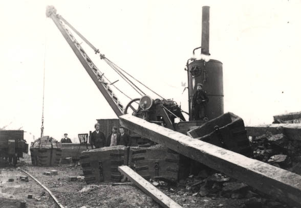 Another steam powered derrick being deployed in the construction of Catesby tunnel, circa 1897