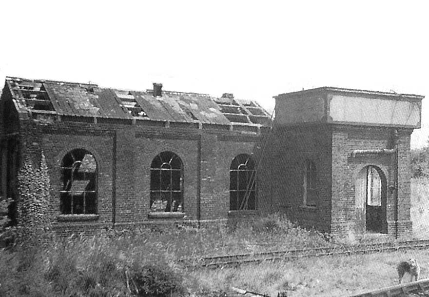 alcester station - gwr shed: view of the derelict shed and