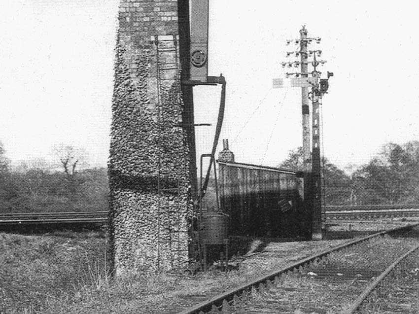 Close up showing branch stop signal was mounted on a concrete post, thought to have been installed prior to the reopening of the Alcester branch in 1922