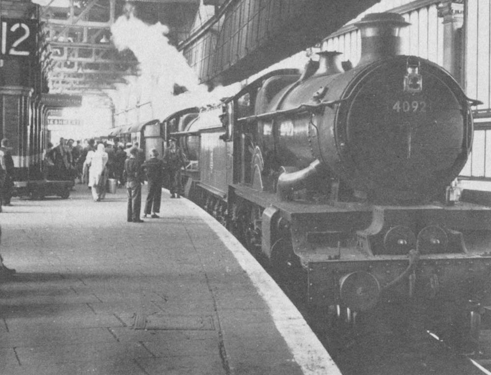 GWR 4-6-0 Castle class No. 4092 'Dunraven Castle' pilots ex-GWR 4-6-0 Modified Hall No 6962 'Soughton Hall' whilst at the head of an up express service to Oxford and Paddington