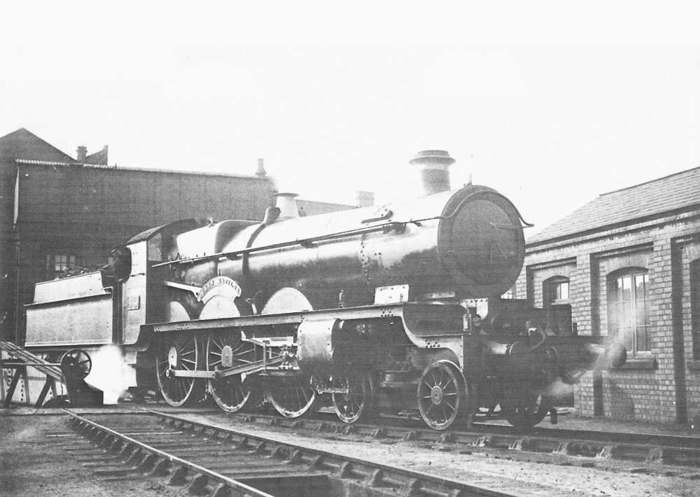 Great Western Railway 40xx (Star) class 4-6-0 No 4039 ‘Queen Matilda’ moves on to the turntable at the north end of Snow Hill in 1932