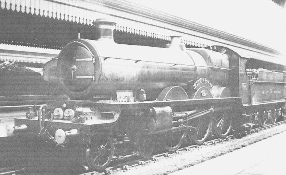 Great Western Railway 4-6-0 No 4023 'King George' waits alongside the No 4 bay platform on 9th July 1912