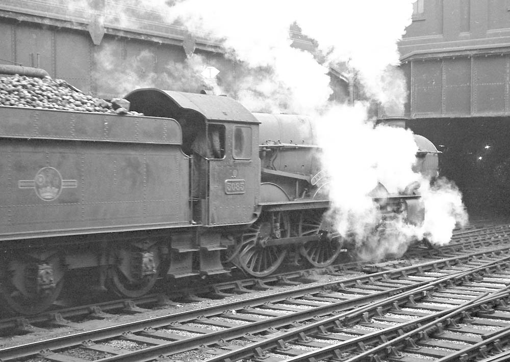 Ex-GWR 4-6-0 Class 4073 No 5085 'Evesham Abbey' departs Birmingham Snow Hill station on 20th September 1963