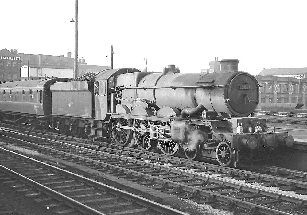 Ex-GWR 4-6-0 Class 4073 No 5031 'Totnes Castle' is seen entering Birmingham Snow Hill on 11th October 1963
