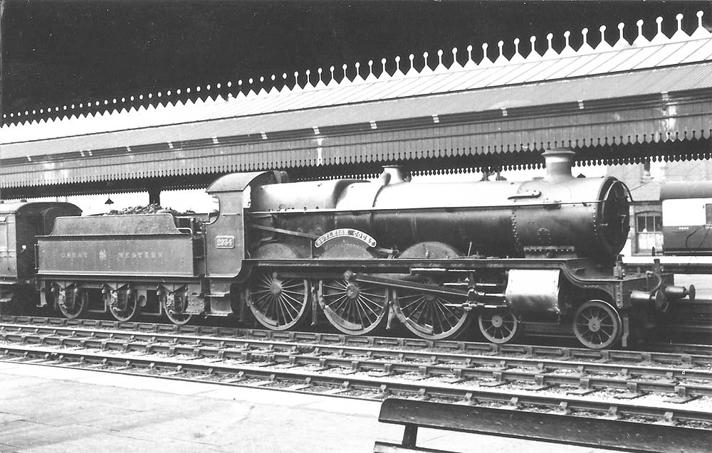 GWR 4-6-0 No 2934 �Butleigh Court� with a class A lamp headcode on an up express adjacent to Platform 8 on 5th June 1937
