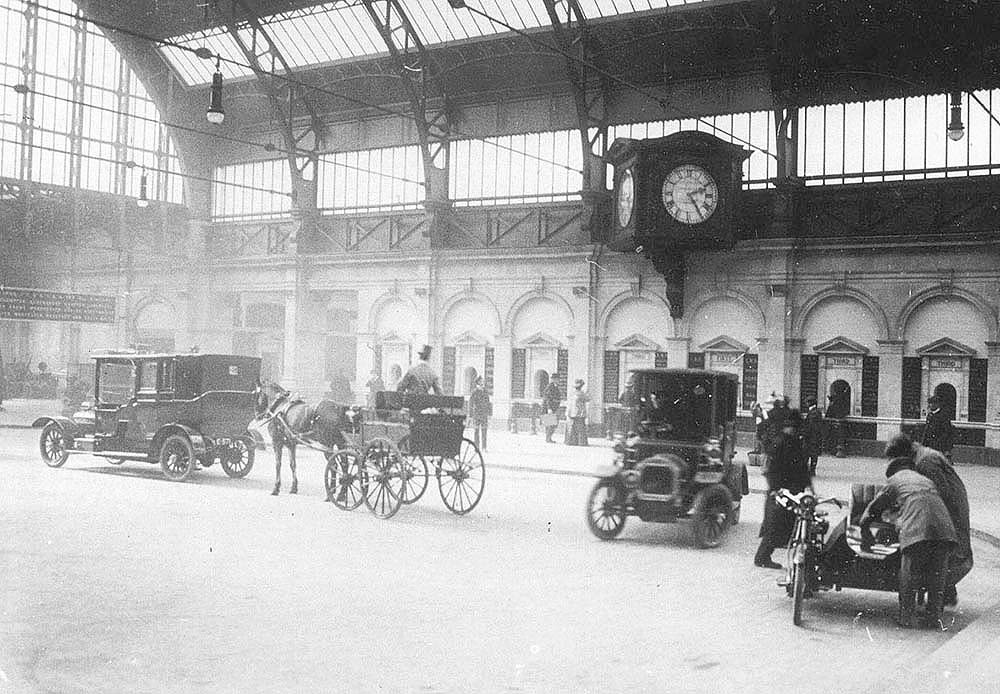 View of the Concourse shortly after its opening in 1912 with a range of horse-drawn to motorised road vehicles standing on the internal driveway