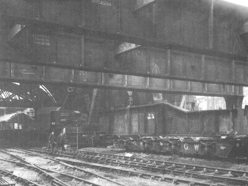 A girder arriving on Pollen-wagons for the high level buildings at the south east end of Snow Hill station