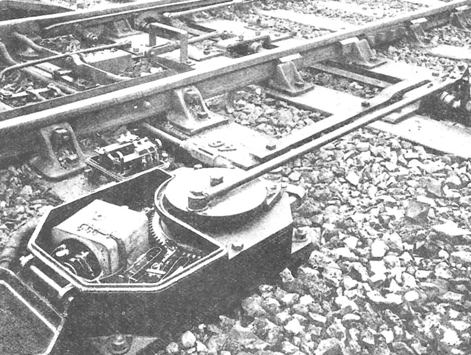 One of the Siemens electrically powered point machines installed on one of the facing switches of the relief line scissors crossover