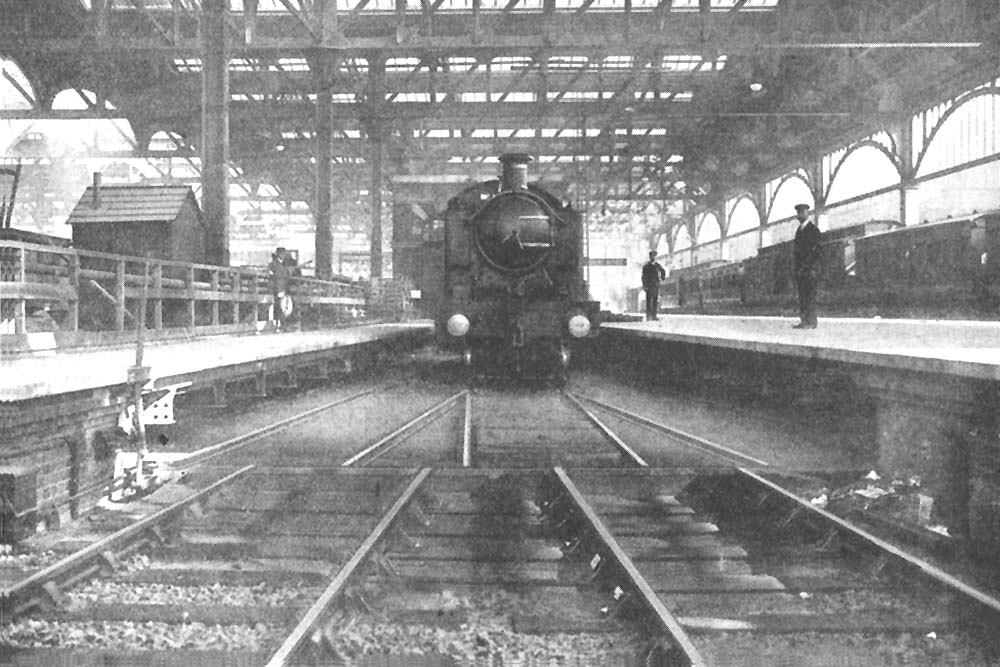 The sector table at the south end of bay platforms Nos 3 and 4 at Snow Hill Station with Great Western Railway class 39xx 2-6-2T No 3907