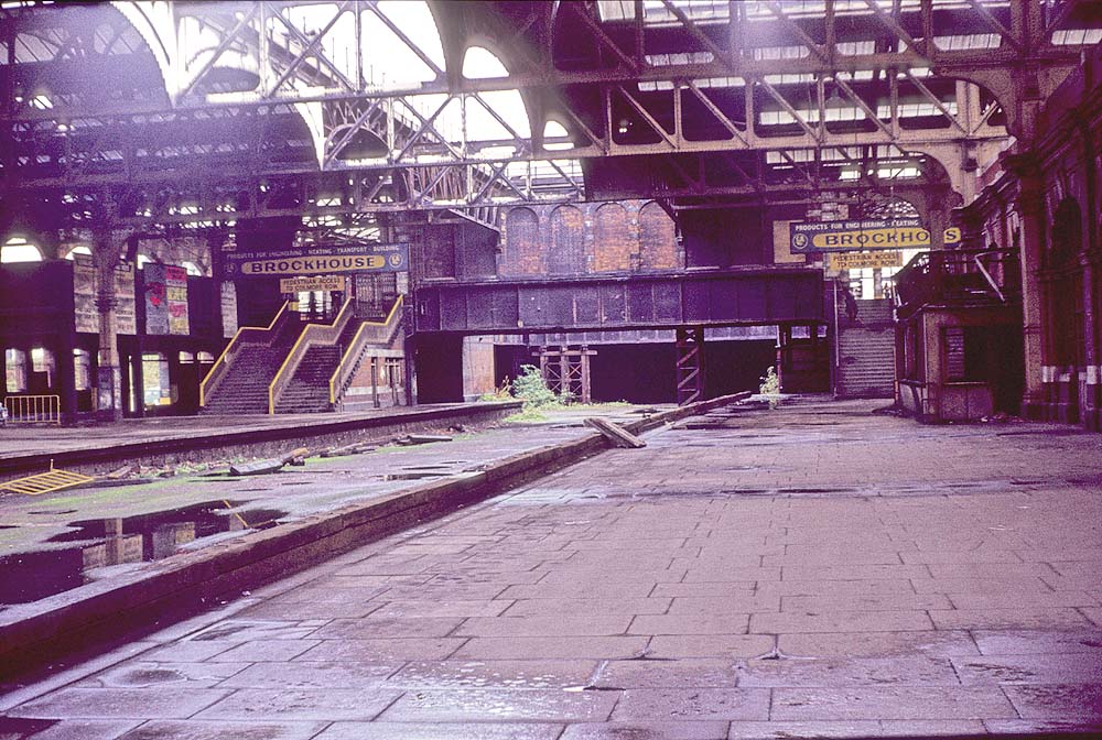 Looking towards Snow Hill tunnel with the old footbridge still being used on Platform 7 to gain access to Colmore Row in 1977