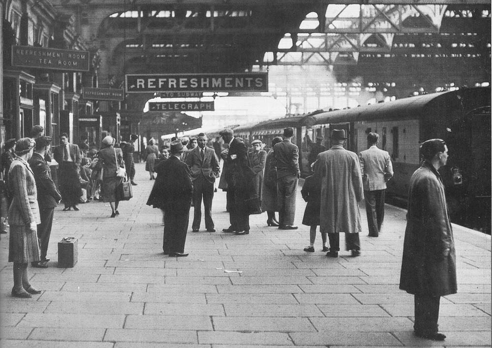 Scene on Birmingham Snow Hill Main Down Platform�s Nos 5 and 6 on Friday 30th May 1952