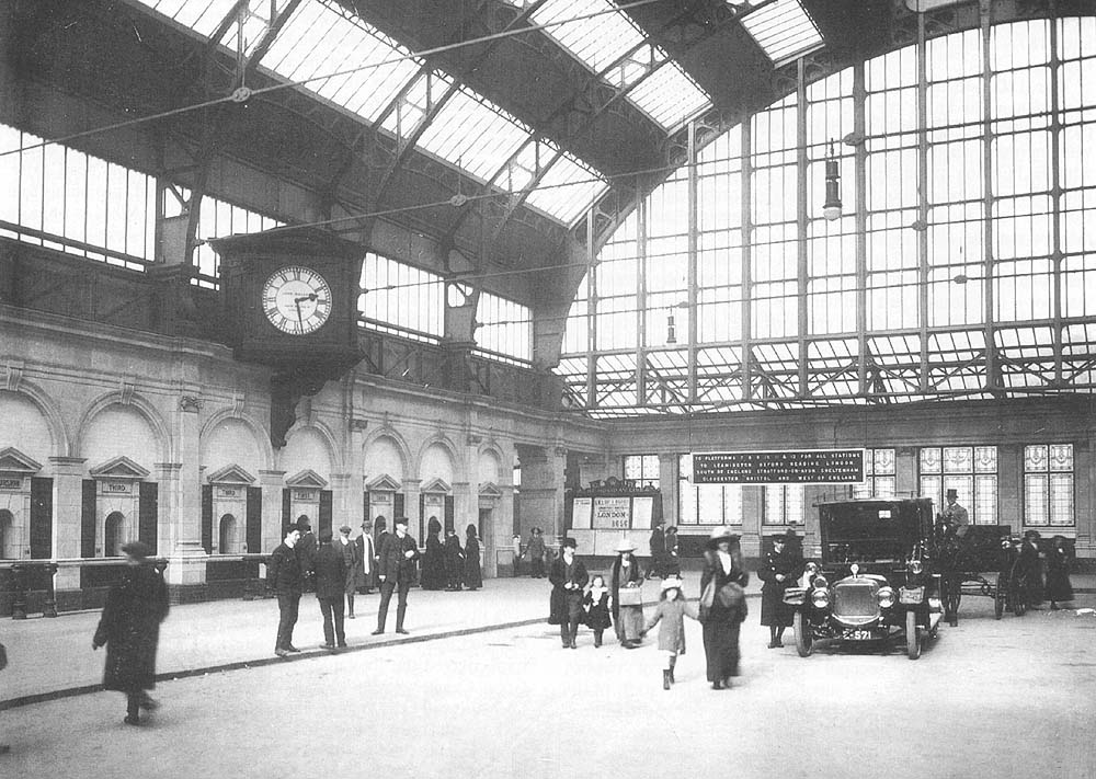 Another pre-World War One view of Snow Hill station's light and airy concourse with both First and Third Class ticket offices on the left
