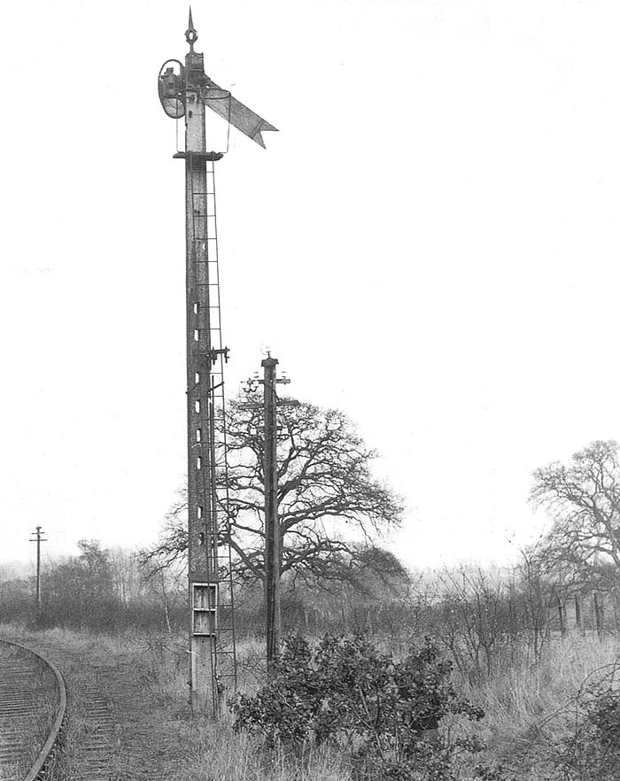 The Down distance signal for Spencers Level Crossing - between Great Alne and Aston Cantlow
