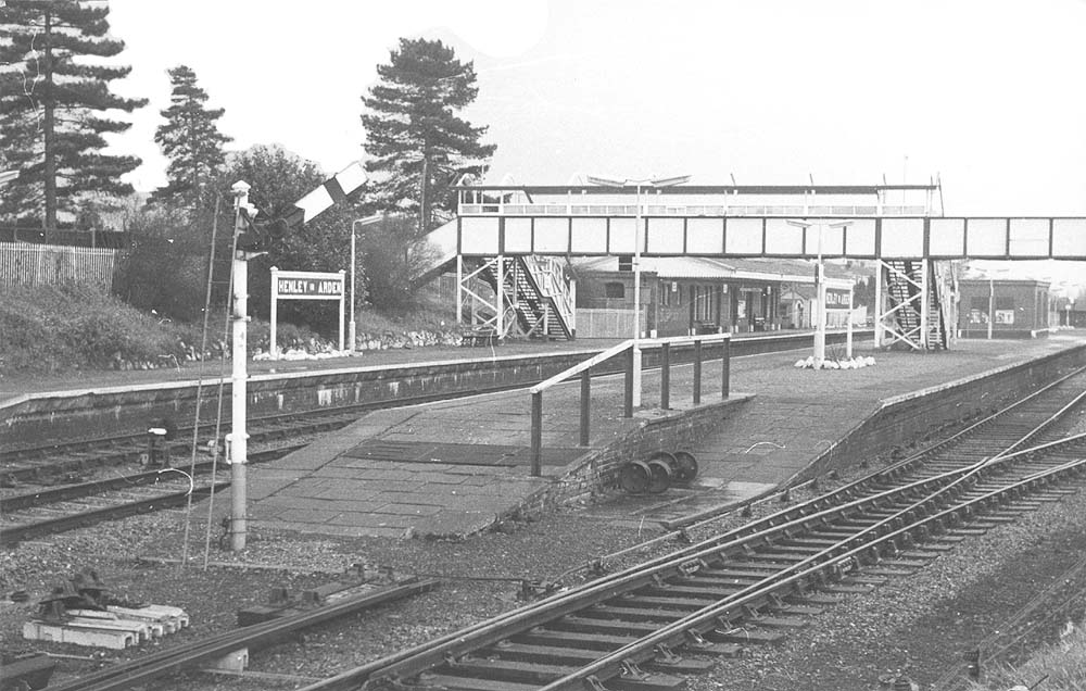 Looking southwards towards Stratford on Avon with the down platform in the distance and the island platform in the foreground