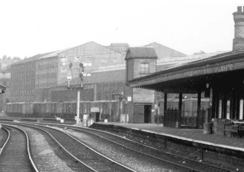 Close up showing the Snow Hill end of the island platform with the lift tower and steps visible on the right