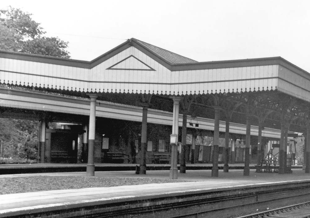 Close up view showing the Down Relief line platform in the distance with the platform accommodating both the Down and Up Main lines in the foreground