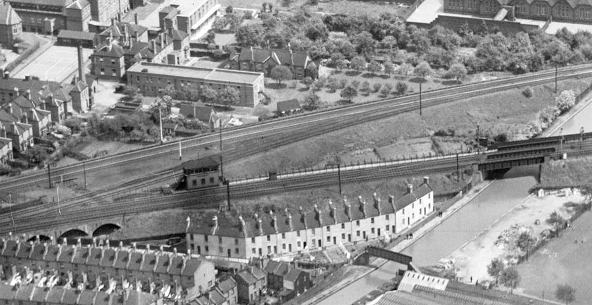 Close up of the aerial photograph showing the link line between the Great Western Railway and the L&NWR line in 1937