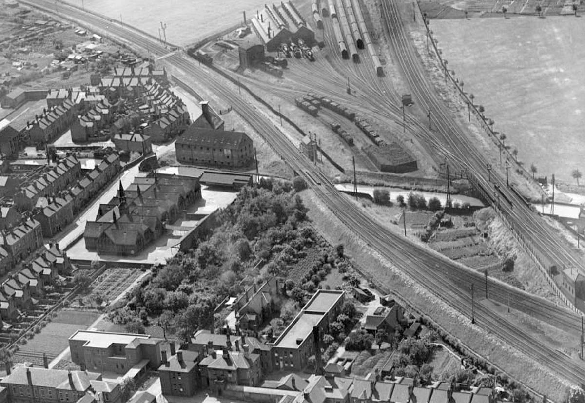 Another 1934 aerial photograph of the southern approaches to Leamington with the Warwick and Napton Canal passes under both the LMS and GWR lines