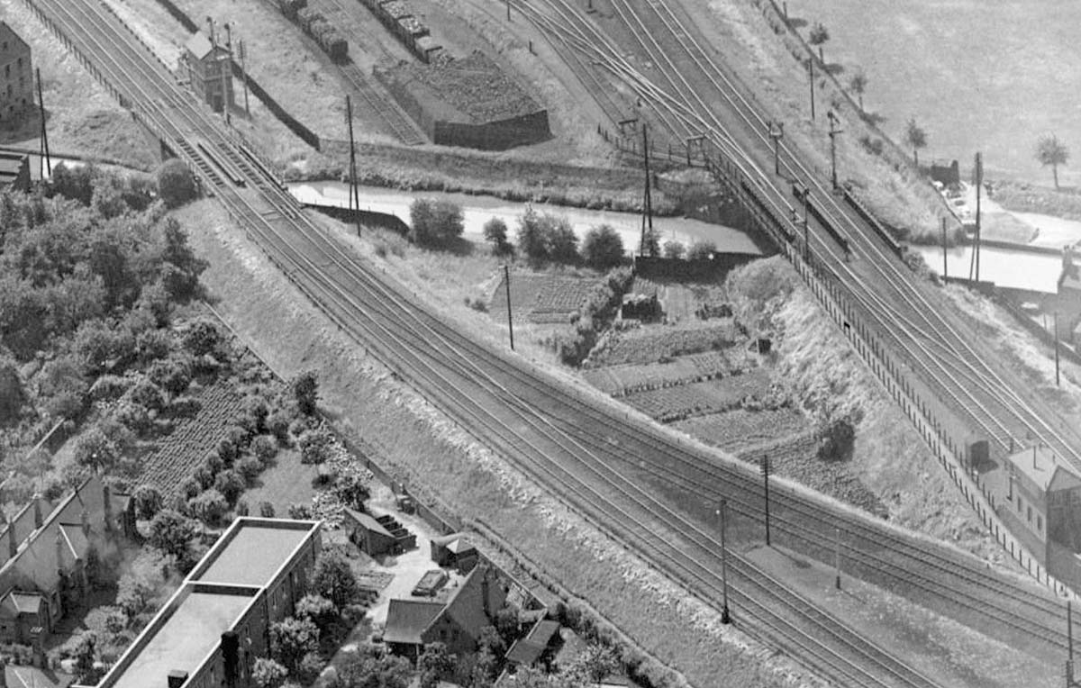 Close up of aerial photograph taken in 1934, showing the area between the L&NWR and Great Western Railway main line on the north side of the Warwick and Napton canal