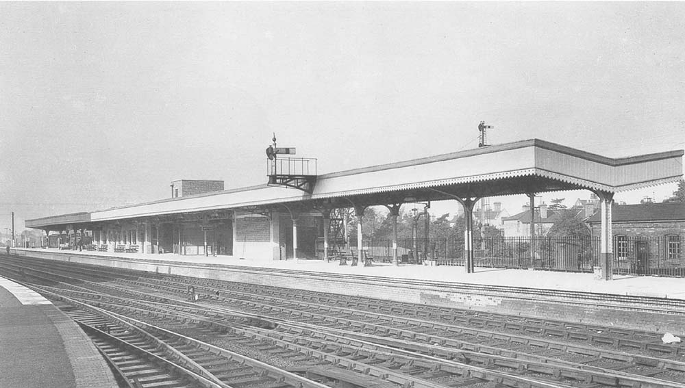 View of Leamington's newly rebuilt up platform with only the painting to complete on 27th October 1939