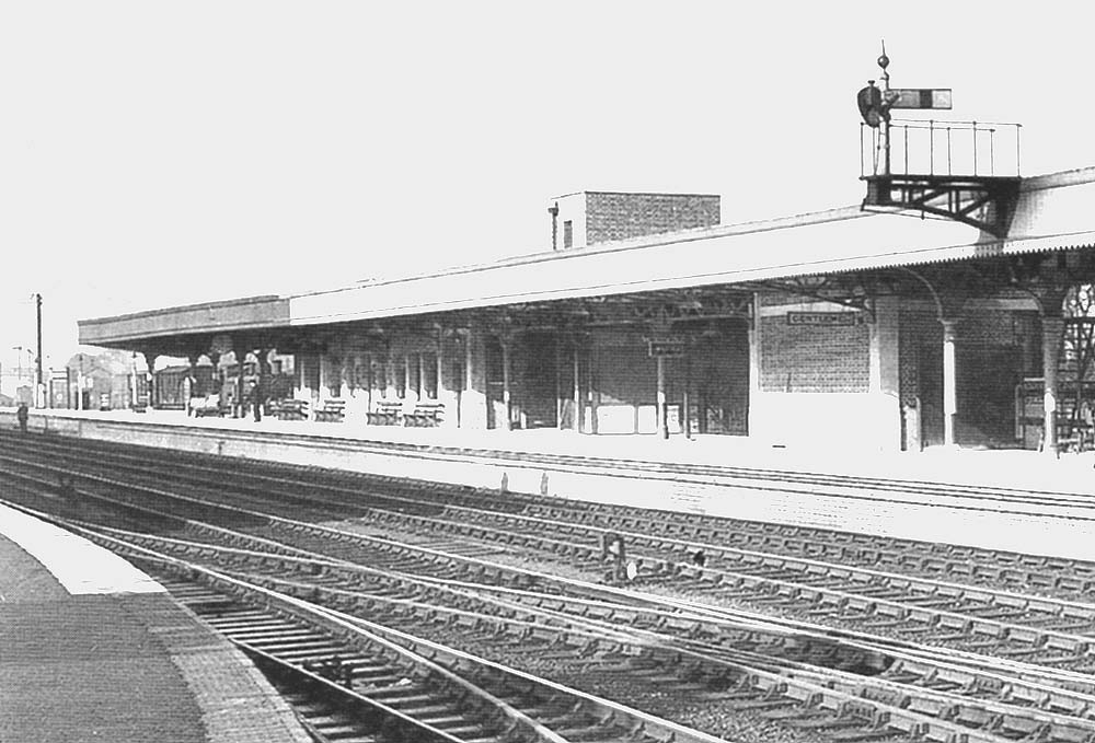 Leamington Spa Station Close up of the Birmingham end of the up