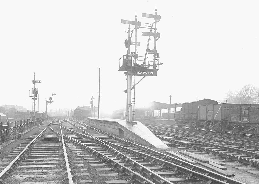 Looking south along the goods loop line showing the Warwick end of the island platform with its 1947 extension