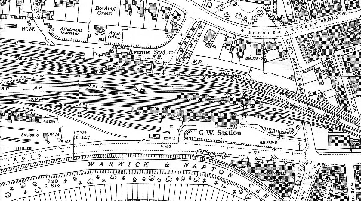 Part of the 1939 OS map showing the GWR and LNWR stations and the southern approaches