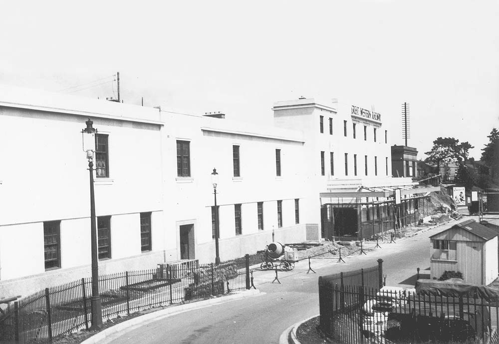 View of the station during construction clearly showing the differenct levels between the old and the new stations