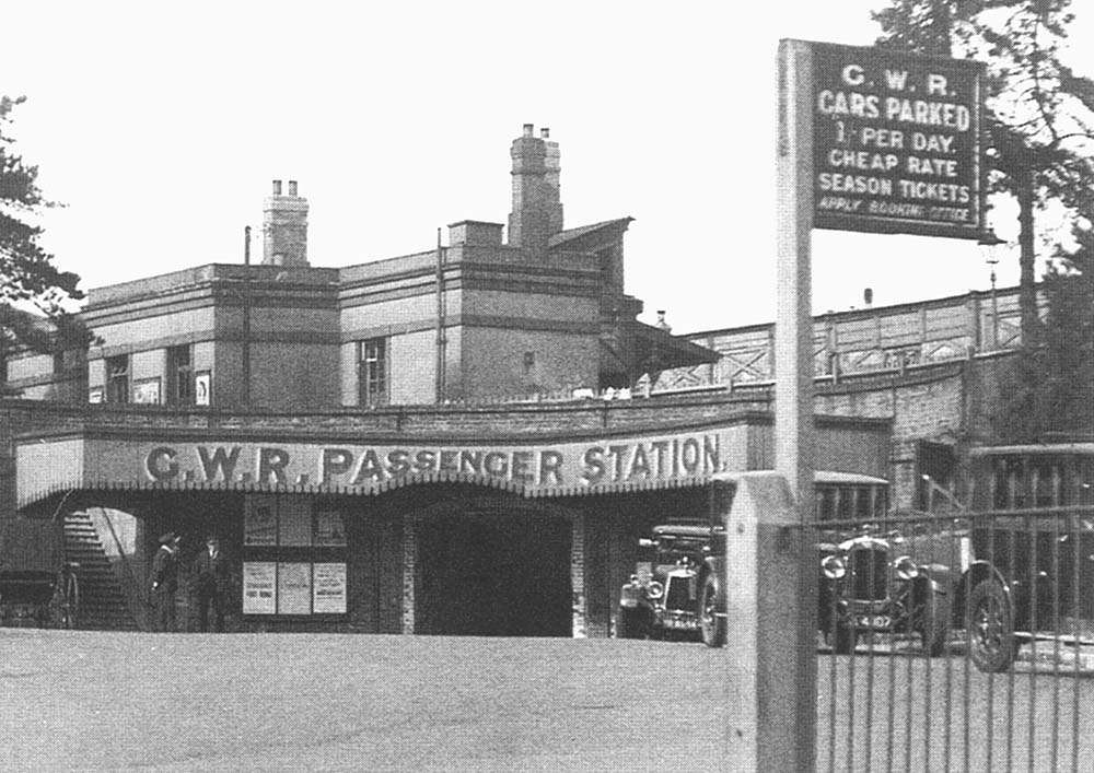 Close up showing the pedestrian entrance to the subway leading to the main up and up excursion platforms