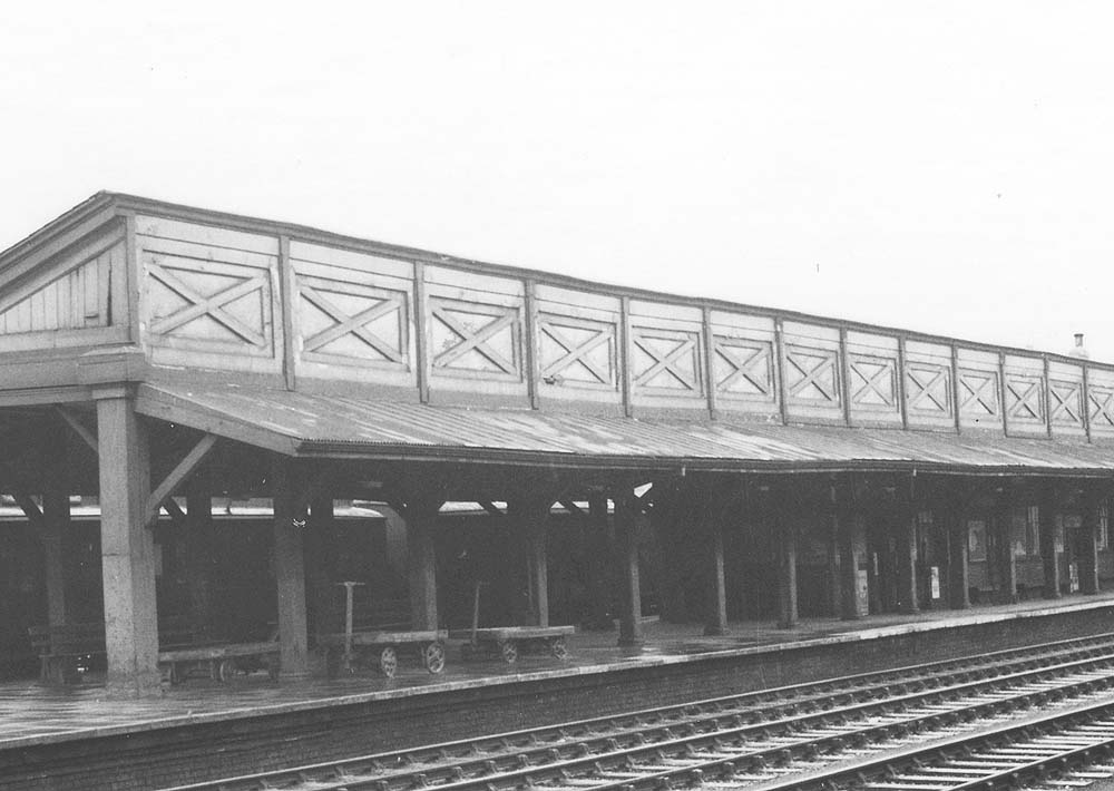 Close up showing the narrow width of the up platform which at this point also served the bay platform