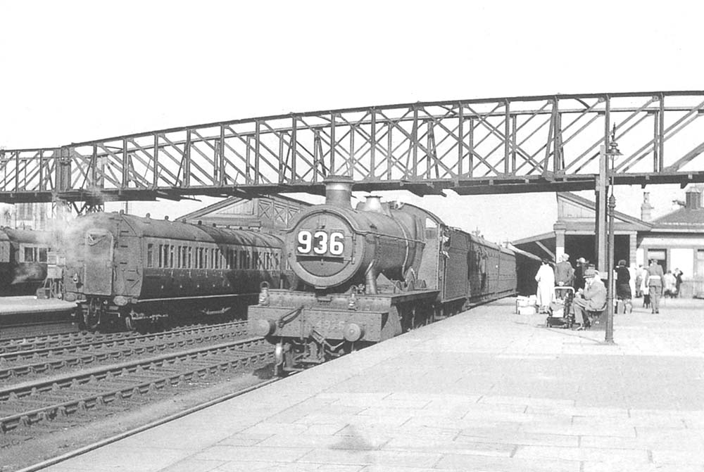 GWR 4-6-0 Hall class No 4975 'Umberslade Hall' ghosts in to the down platform at the head of the 1.56pm Portsmouth Harbour to Wolverhampton relief