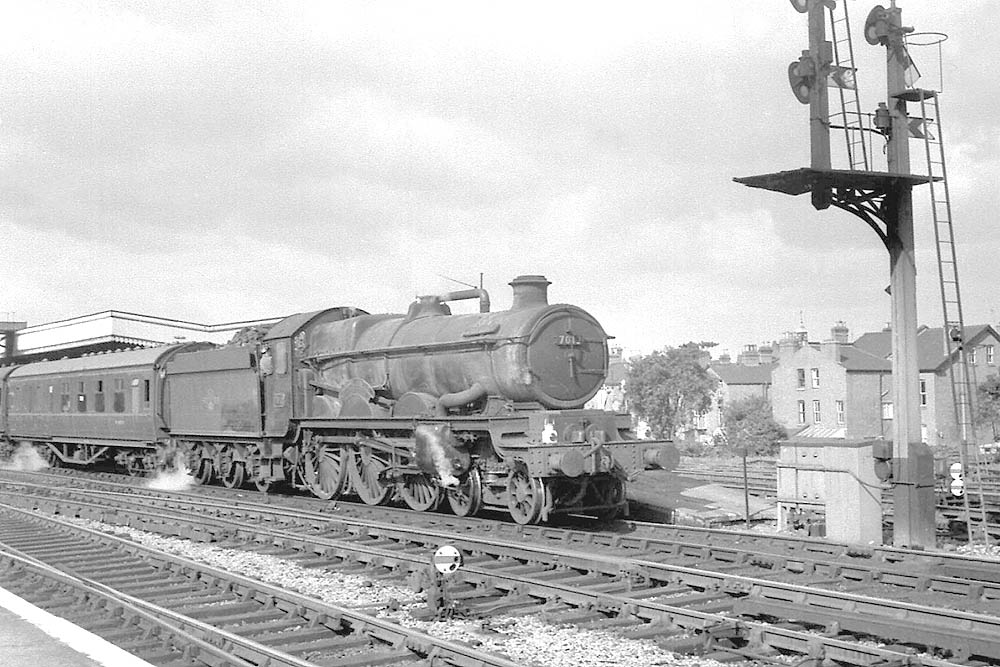 British Railways built 4-6-0 Castle class No 7012 'Barry Castle' sits at the up home signal waiting for the off to Oxford