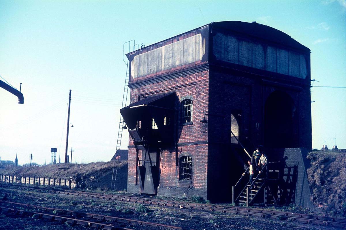 The Great Western Railway Locomotive Depot at Leamington had a standard medium sized coaling stage