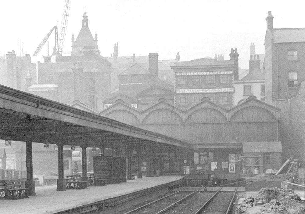 A view of the completed terminus building and the bay at the end of platform 2 with its traversing table in 1914