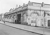 The front facade of Moor Street passenger station showing the roof made up of five-vaulted glass canopies