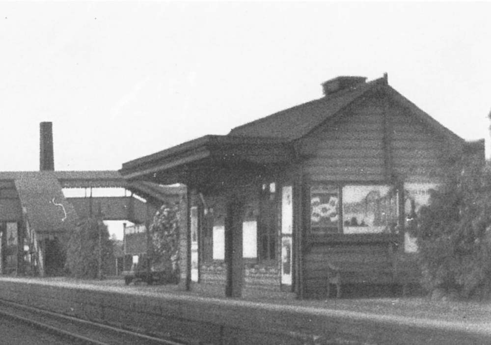 Close up showing the timber framed building located on the up platform which after 1929 was only used by Oxford bound passengers