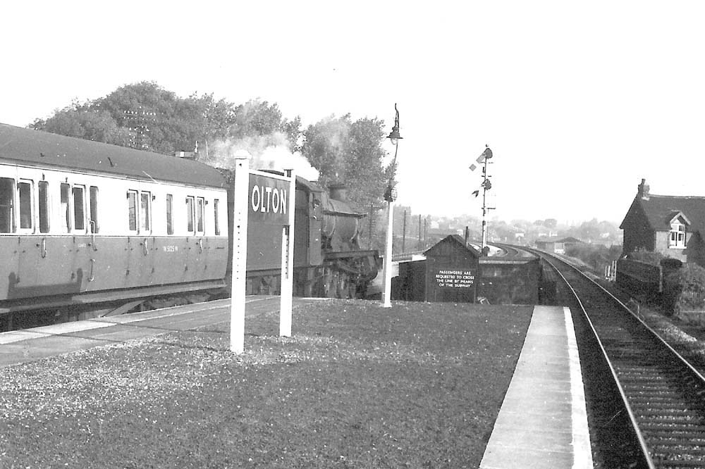 Ex-Great Western Railway 4-6-0 49xx ‘Hall’ Class No 5985 ‘Mostyn Hall’ has been given a clear route north and prepares to leave the Down Main platform