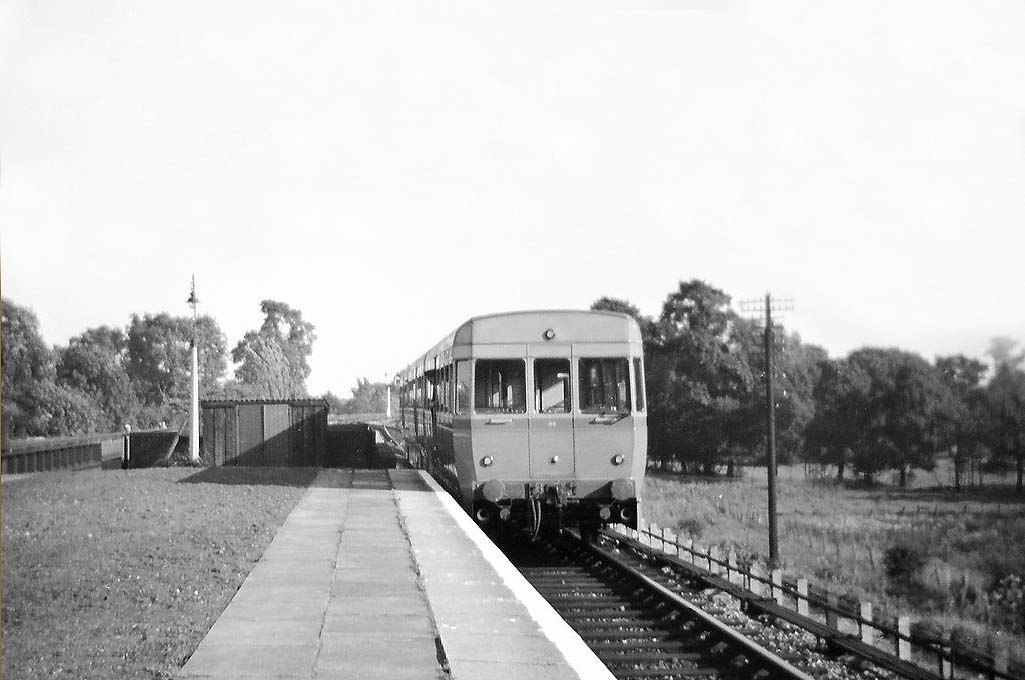 The experimental Associated Equipment Company Railcar 'arrives' at platform 4 for Snow Hill circa 1950