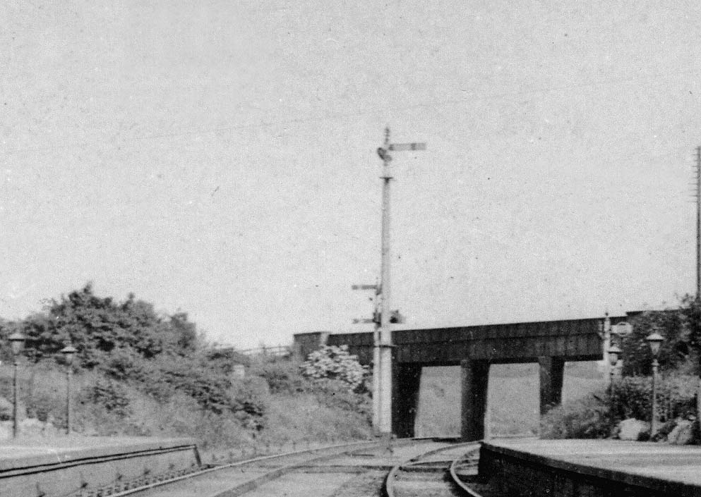 Close up showing the signalling arrangement at the London end of Southam and Harbury Station