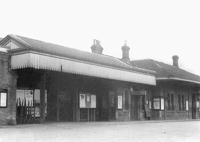 Exterior view of Stratford on Avon station with the parcel booking office to the right of the gated entrance and the booking office on the extreme right