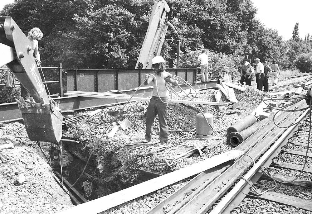 A JCB 3c excavates one of Wharf Street's bridge abutments over the week end of 5th and 6th July 1975