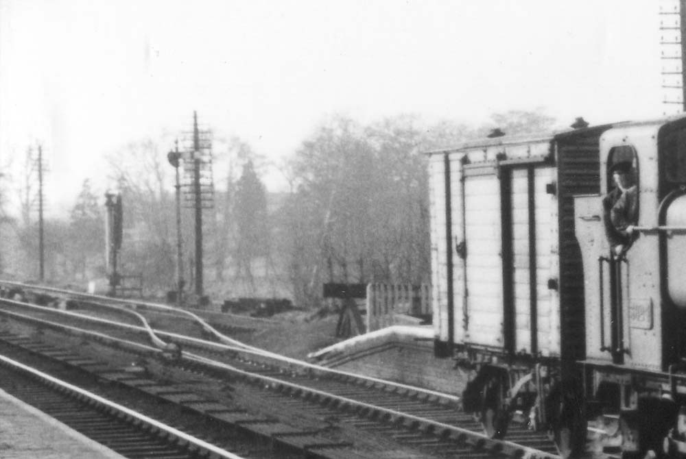 Close up showing the refuge siding located on the Hatton side of Warwick station's up platform