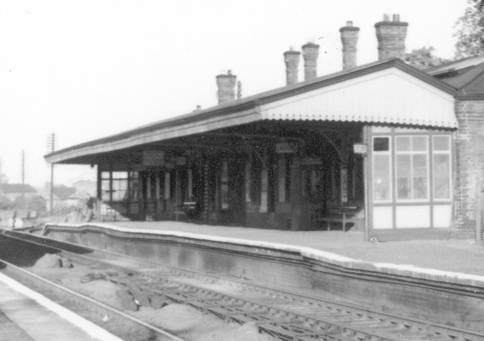 Close up view of Warwick Station's down platform and the station's main buildings with the short spur siding at the Leamington end of the platform
