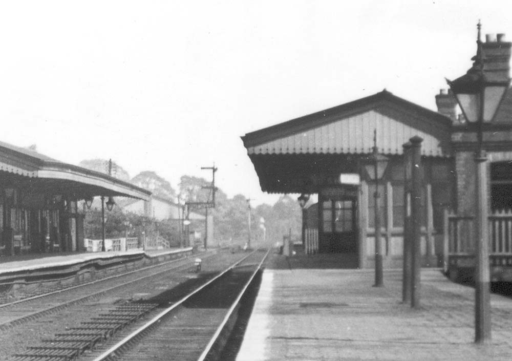 Close up showing the much lower platform level of the platform at the Leamington end of the station
