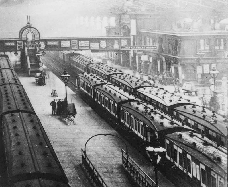 Close up showing Platform 2 on the left with Platform 3 together with the building accommodating the refreshment room on the right