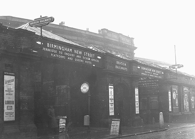 Looking from the other direction towards the entrance to the 'Midland' portion of New Street station with the gated entrance to the passenger footbridge on the left