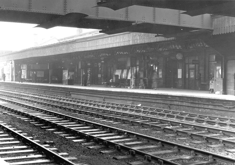 Another view of the passenger concourse on platform 1 adjacent to the entrance to the booking hall in 1954